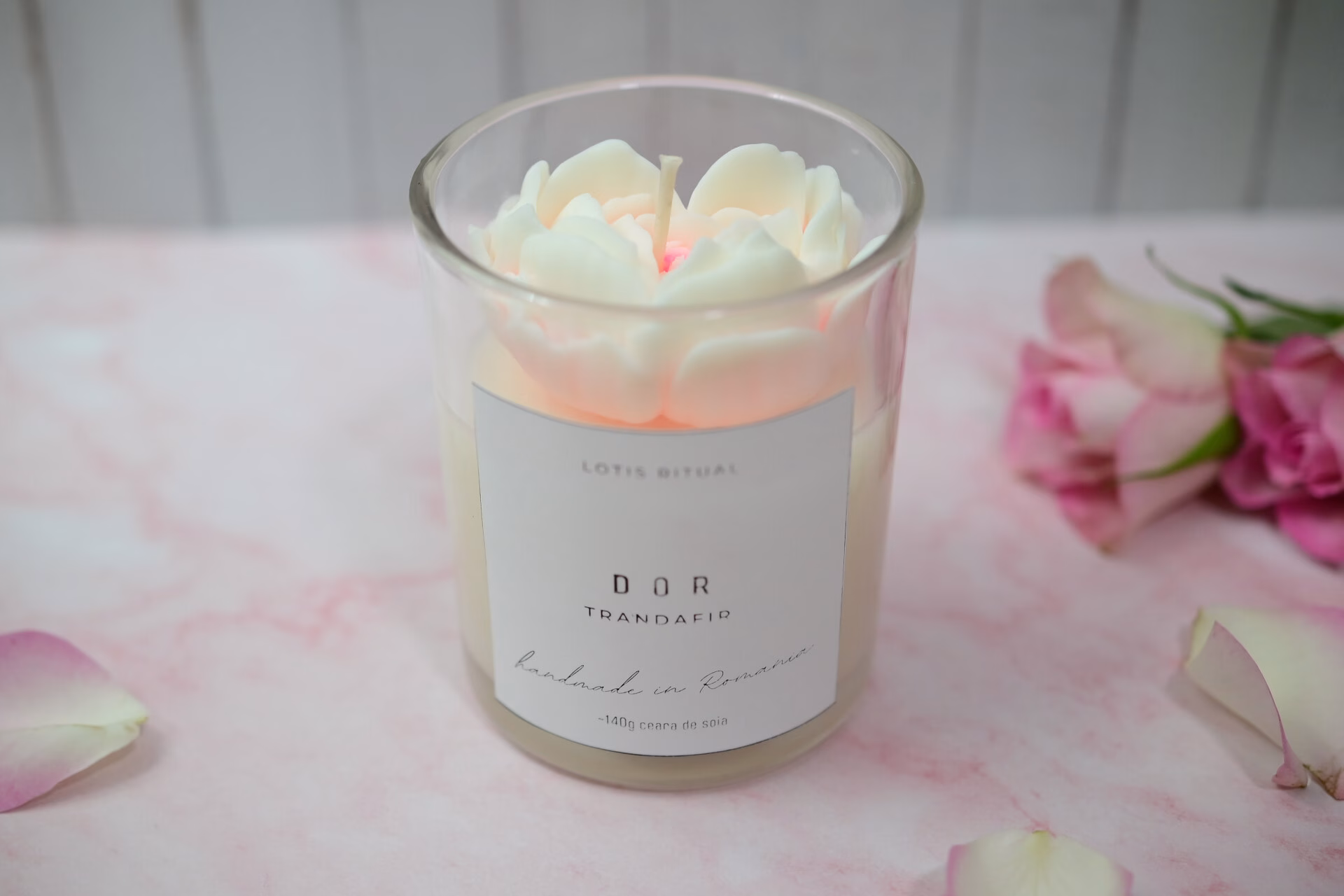 lumânare parfumata handmade trandafir citric DOR cu decor trandafir roz și strop de culoare