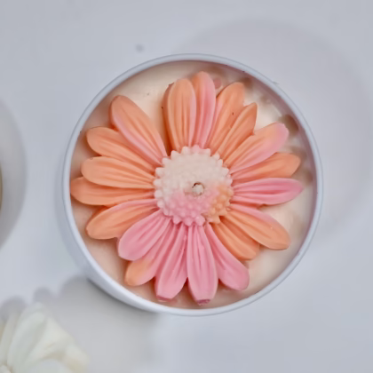 lumânare parfumată Flower in a Box Indian Daisy cu margaretă din ceară și cutie metalică