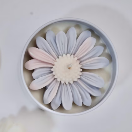 lumânare parfumată Flower in a Box Clean Daisy cu margaretă din ceară și cutie metalică