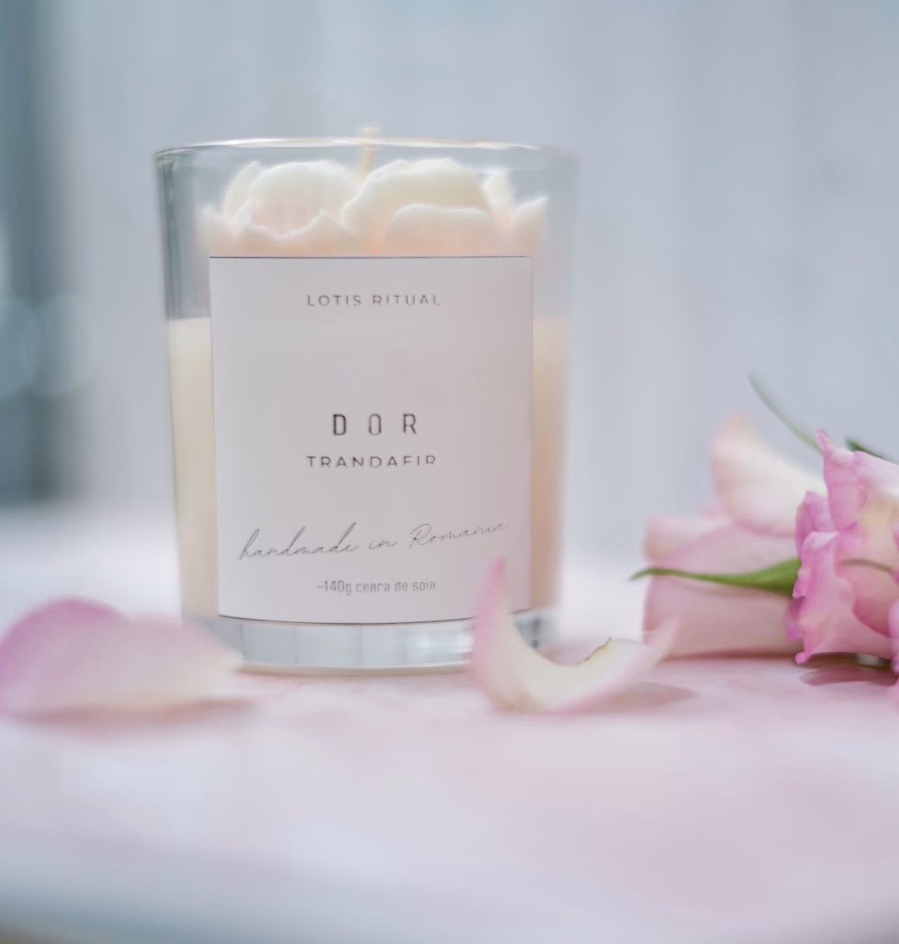 lumânare parfumata handmade trandafir citric DOR cu decor trandafir roz și strop de culoare