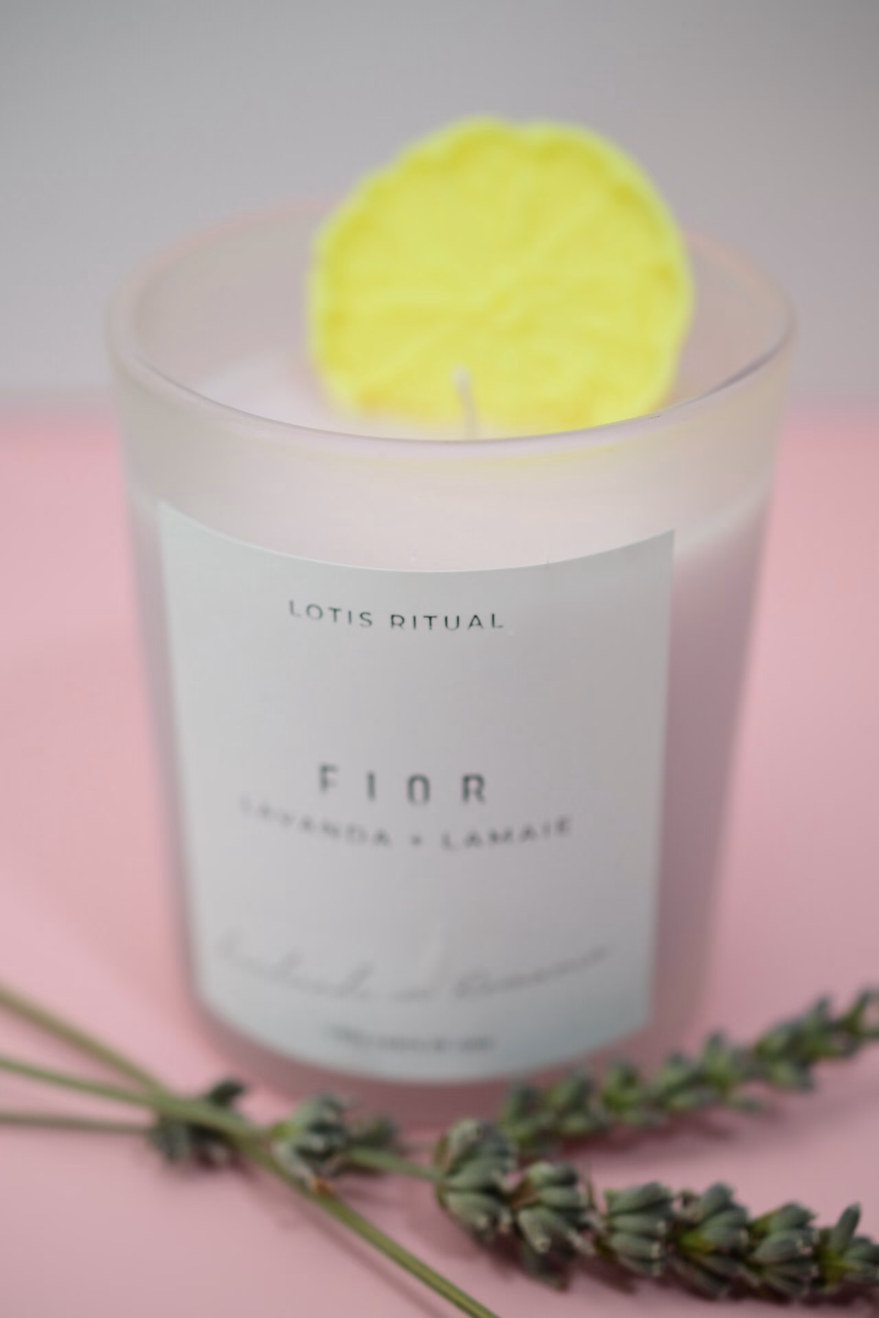 lumânare parfumata handmade lămâie lavandă FIOR decorată cu felie de lămâie din ceară