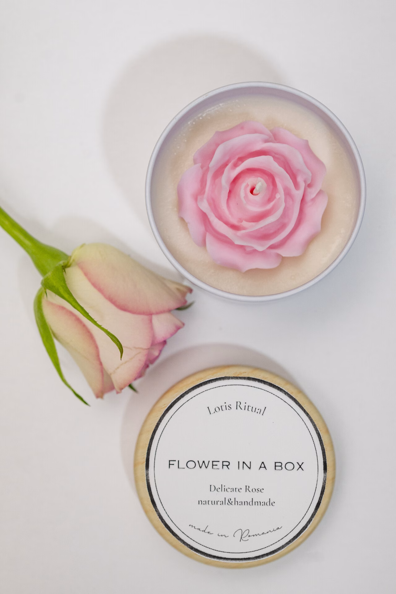 Lumânare parfumată Flower in a Box – Delicate Rose din ceară de soia bio, decorată cu trandafir roz din ceară