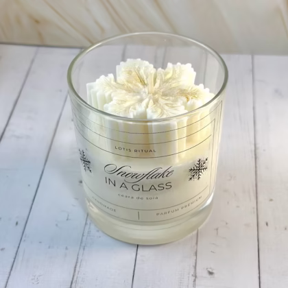 Lumânarea premium din ceară de soia Snowflake in a Glass cu fitil de bumbac și miros dulce de Crăciu