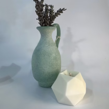 lumânare hexagonală fațetată lavandă Lotis Ritual handmade soy geometric