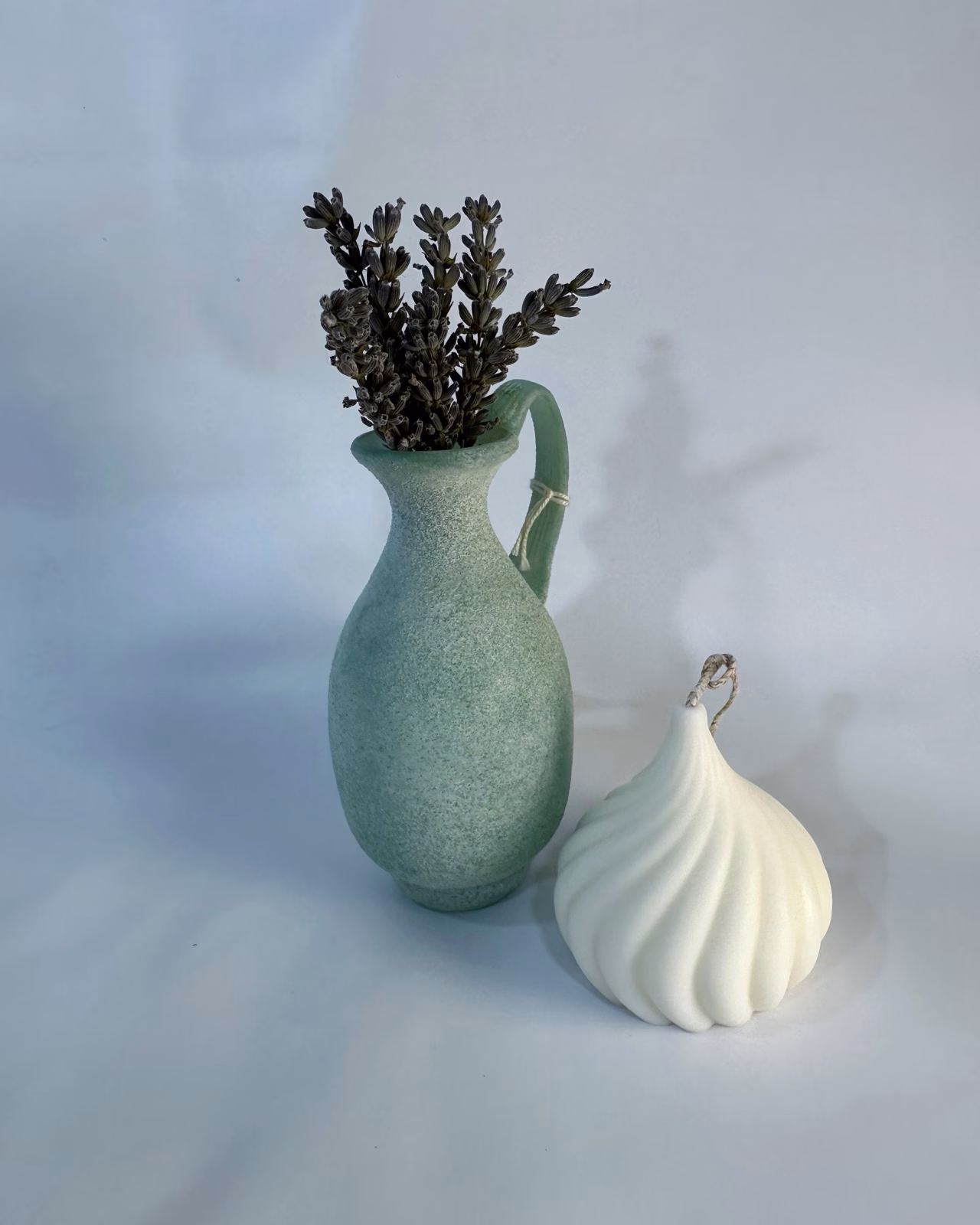 lumânare conică twist lavandă Lotis Ritual handmade soy wax spirale